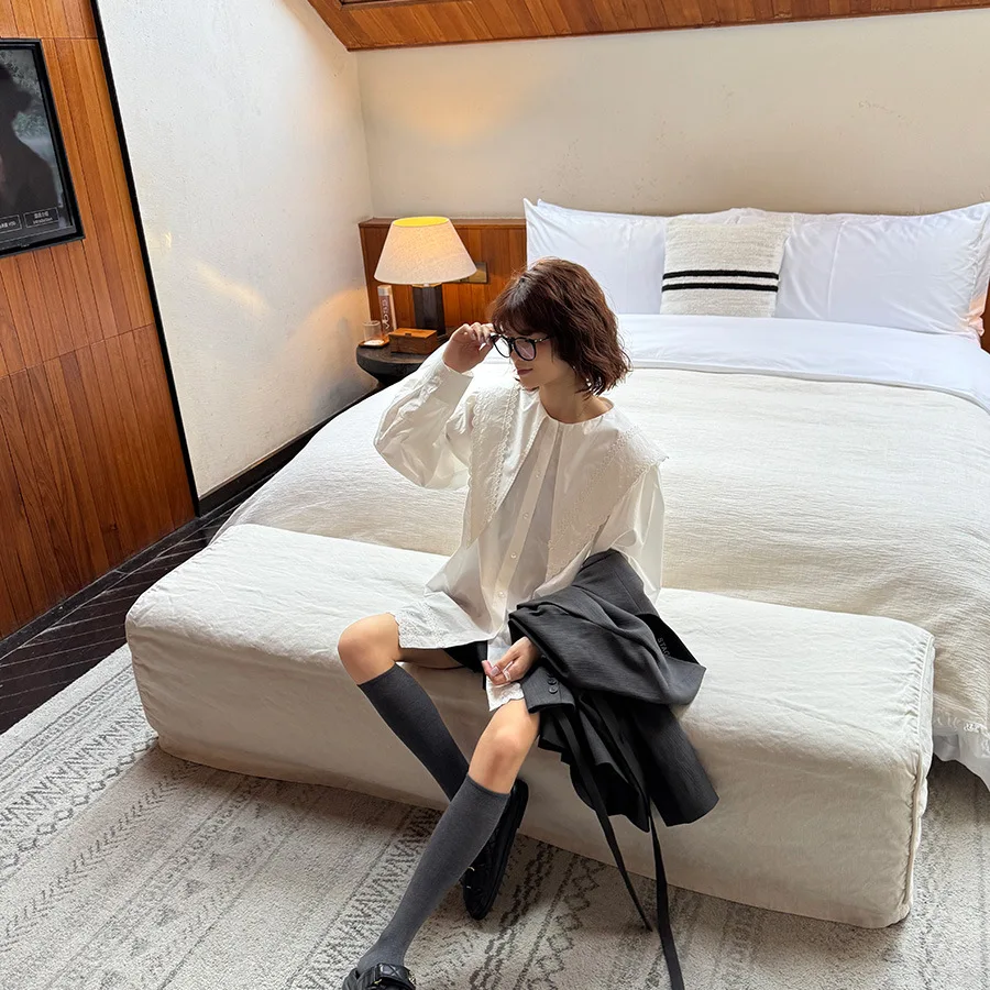 Early spring new French white long-sleeved shirt women's 2025 Korean loose age-reducing shawl collar shirt niche
Early spring new French white long-sleeved shirt women's 2025 Korean loose age-reducing shawl collar shirt niche