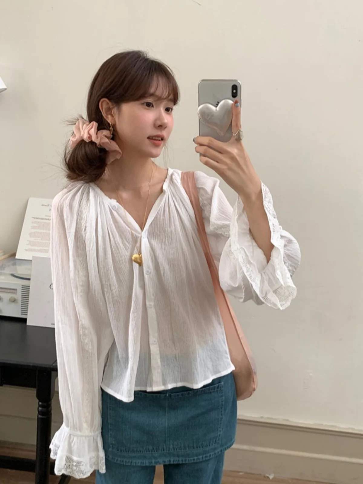 Loose Women's irt Korean Sle Chic Ruffle Lace Splice V-Ne Bell Sve Ultra Fairy T-Like Top for Young Women
Loose Women's irt Korean Sle Chic Ruffle Lace Splice V-Ne Bell Sve Ultra Fairy T-Like Top for Young Women