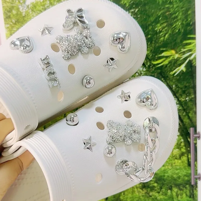 15 шт., модные подвески для обуви, комплект аксессуаров, пряжка для обуви с отверстием, блестящая серебряная цепочка с маленьким медвежонком, сделай сам, 3D украшения для обуви
15 шт., модные подвески для обуви, комплект аксессуаров, пряжка для обуви с отверстием, блестящая серебряная цепочка с маленьким медвежонком, сделай сам, 3D украшения для обуви