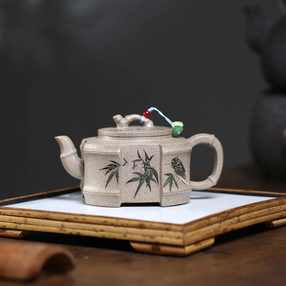 Handmade Yixing Purple Clay Pot Ore White Segment Mud Famous Carved Square Bamboo Cicada Asked Zen High-End Teapot 250cc
Handmade Yixing Purple Clay Pot Ore White Segment Mud Famous Carved Square Bamboo Cicada Asked Zen High-End Teapot 250cc
