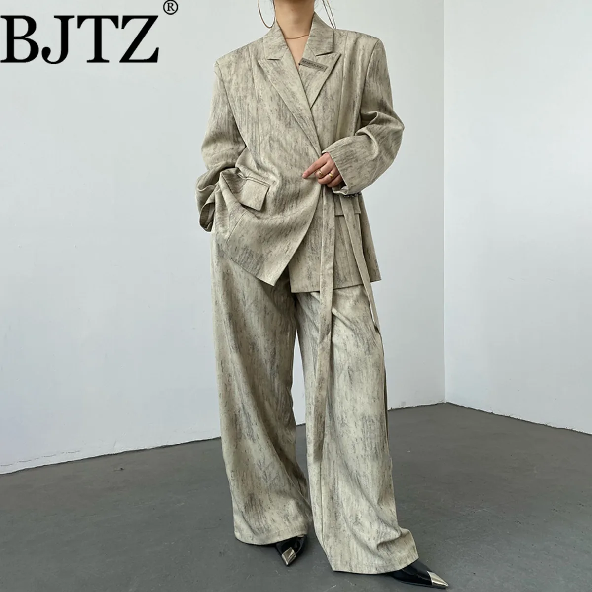 BJTZ Retro Tie Dye Lace-up Waist Top+wide Leg Straight Pant Two Piece Sets For Woman 2025 Temperament Fashion Female Sets
BJTZ Retro Tie Dye Lace-up Waist Top+wide Leg Straight Pant Two Piece Sets For Woman 2025 Temperament Fashion Female Sets