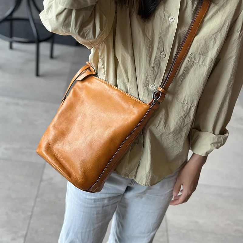 2025 Leather Bucket Bag Women's Head Layer Cowhide Bag Retro Texture Single Shoulder Crossbody Armpit Designer Luxury Bag
2025 Leather Bucket Bag Women's Head Layer Cowhide Bag Retro Texture Single Shoulder Crossbody Armpit Designer Luxury Bag