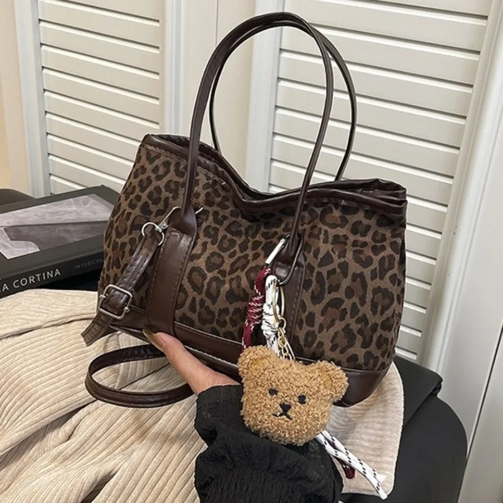 Retro Leopard Print Crossbody Bag Large Capacity Patchwork Faux Suede Tote Bag Lightweight Ladies Bucket Shoulder Bag Classes
Retro Leopard Print Crossbody Bag Large Capacity Patchwork Faux Suede Tote Bag Lightweight Ladies Bucket Shoulder Bag Classes