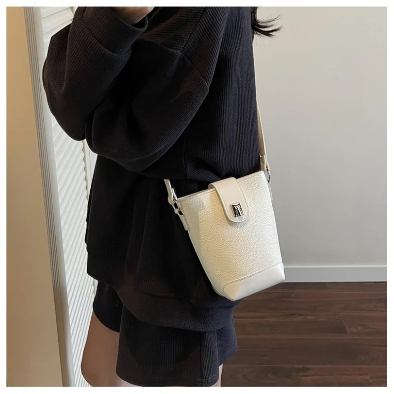 Женская сумка-мессенджер из кожи премиум-класса, повседневная, в Париже, аккуратная, просторная, мягкая, повседневная, в современном стиле
Женская сумка-мессенджер из кожи премиум-класса, повседневная, в Париже, аккуратная, просторная, мягкая, повседневная, в современном стиле 