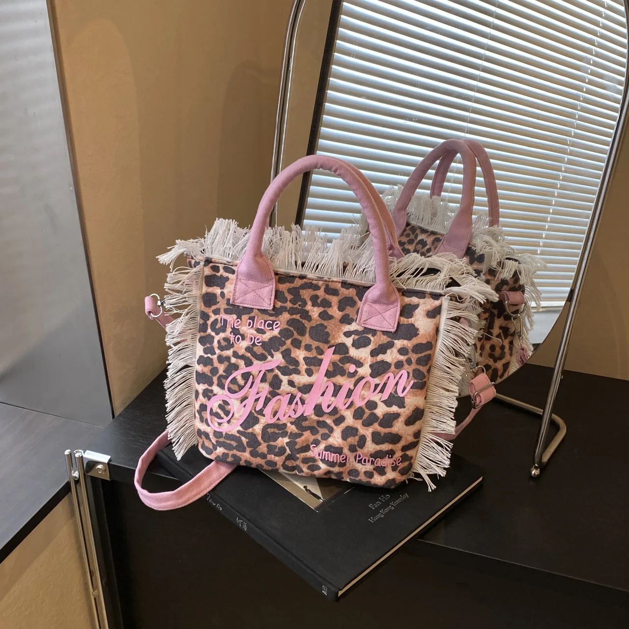 Fashionable leopard print single shoulder beach bag new trend casual commuting crossbody bag tassel design versatile women's bag
Fashionable leopard print single shoulder beach bag new trend casual commuting crossbody bag tassel design versatile women's bag