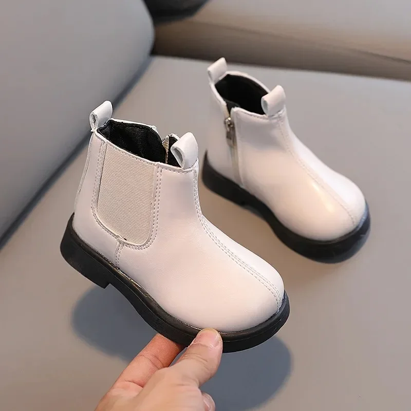 Детские осенне-зимние одинарные ботинки в британском стиле, модные однотонные ботинки для девочек, короткие сапоги для мальчиков, ветрозащитные теплые боковые молнии 
Детские осенне-зимние одинарные ботинки в британском стиле, модные однотонные ботинки для девочек, короткие сапоги для мальчиков, ветрозащитные теплые боковые молнии