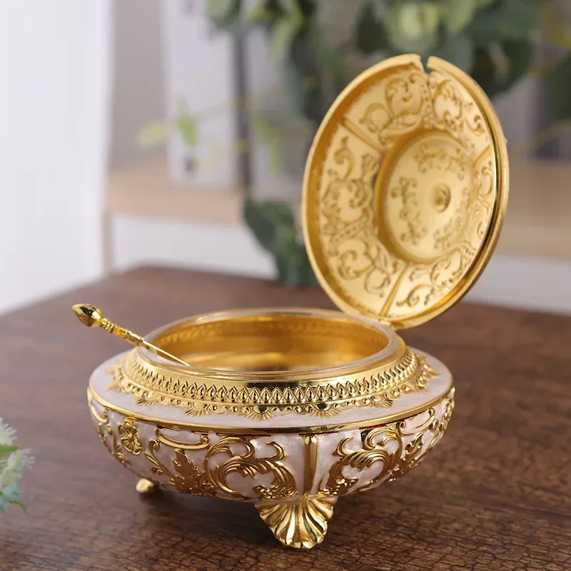 Nordic Gold-plated Metal Seasoning Jar Carving Flower Crafts Storage Jar Spice Pepper Box Luxury Food Grain Jar Kitchen Utensils
Nordic Gold-plated Metal Seasoning Jar Carving Flower Crafts Storage Jar Spice Pepper Box Luxury Food Grain Jar Kitchen Utensils