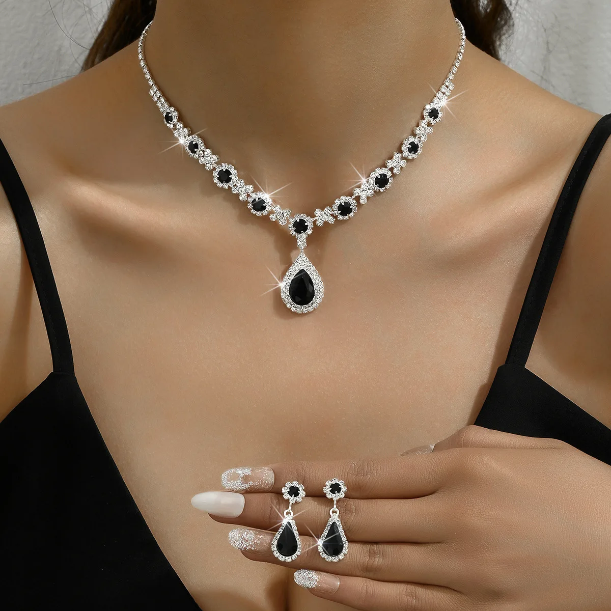 Fashionable Neck Style Retro Style Black Blue Gemstone Pendant Necklace Earrings Two Piece Set Banquet Jewelry
Fashionable Neck Style Retro Style Black Blue Gemstone Pendant Necklace Earrings Two Piece Set Banquet Jewelry