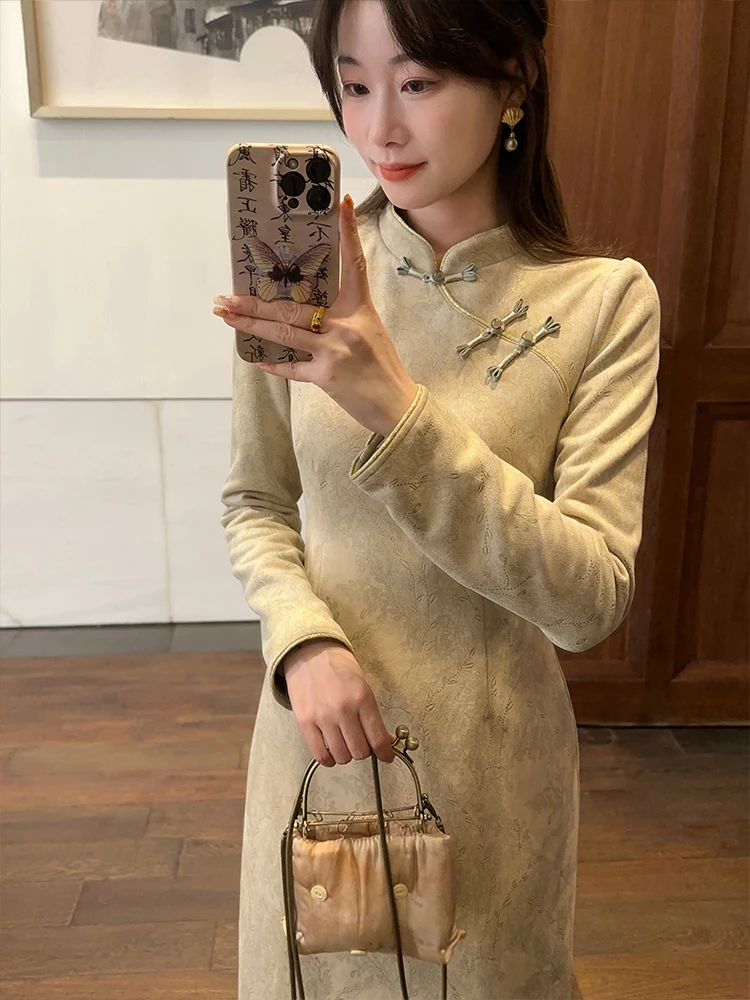 Cheongsam Dress Women's Buckle Texture Dark Pattern ChineseRetro Three-Button Suede Elegant High Waist A- line Spring and Autumn
Cheongsam Dress Women's Buckle Texture Dark Pattern ChineseRetro Three-Button Suede Elegant High Waist A- line Spring and Autumn