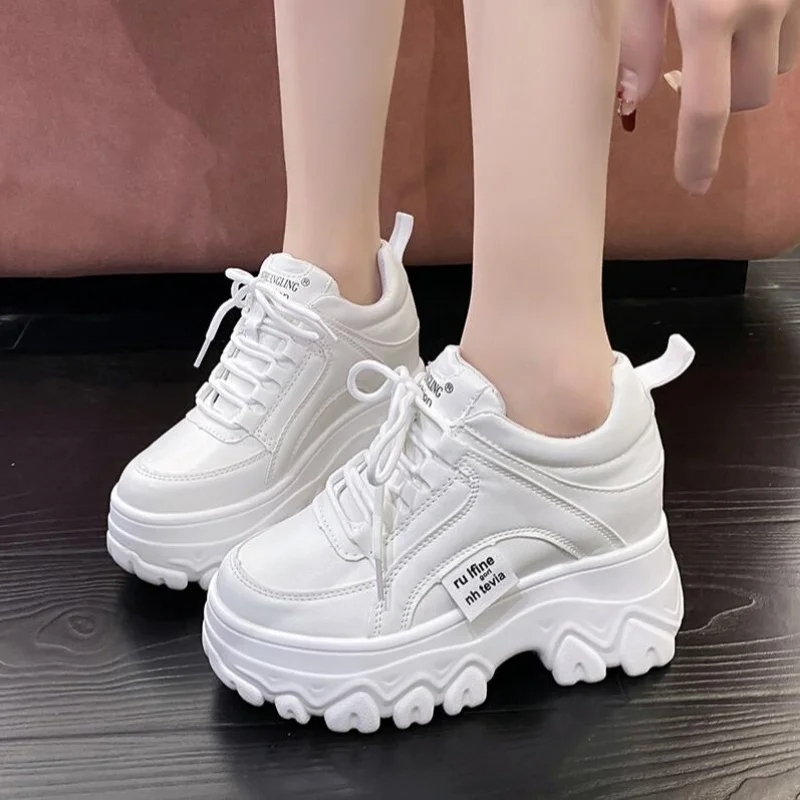 Новые женские кожаные кроссовки на платформе, весенние кроссовки, белые туфли, уличная спортивная обувь на высоком каблуке 9 см, дышащая повседневная обувь
Новые женские кожаные кроссовки на платформе, весенние кроссовки, белые туфли, уличная спортивная обувь на высоком каблуке 9 см, дышащая повседневная обувь