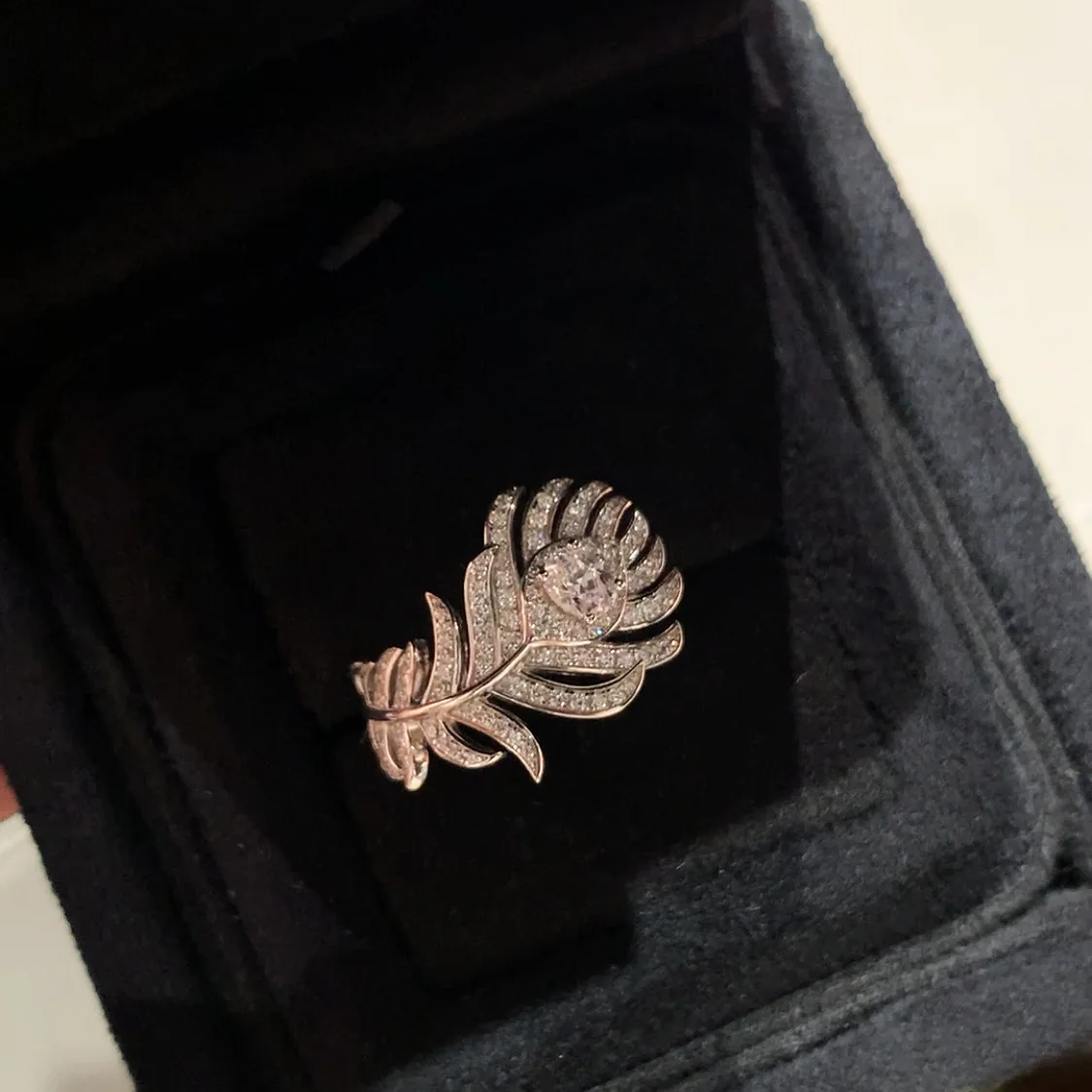 S925 Sterling Silver Full Diamonds Zircon Feather Ring Women Top Quality Jewelry Wedding Anniversary Gift
S925 Sterling Silver Full Diamonds Zircon Feather Ring Women Top Quality Jewelry Wedding Anniversary Gift