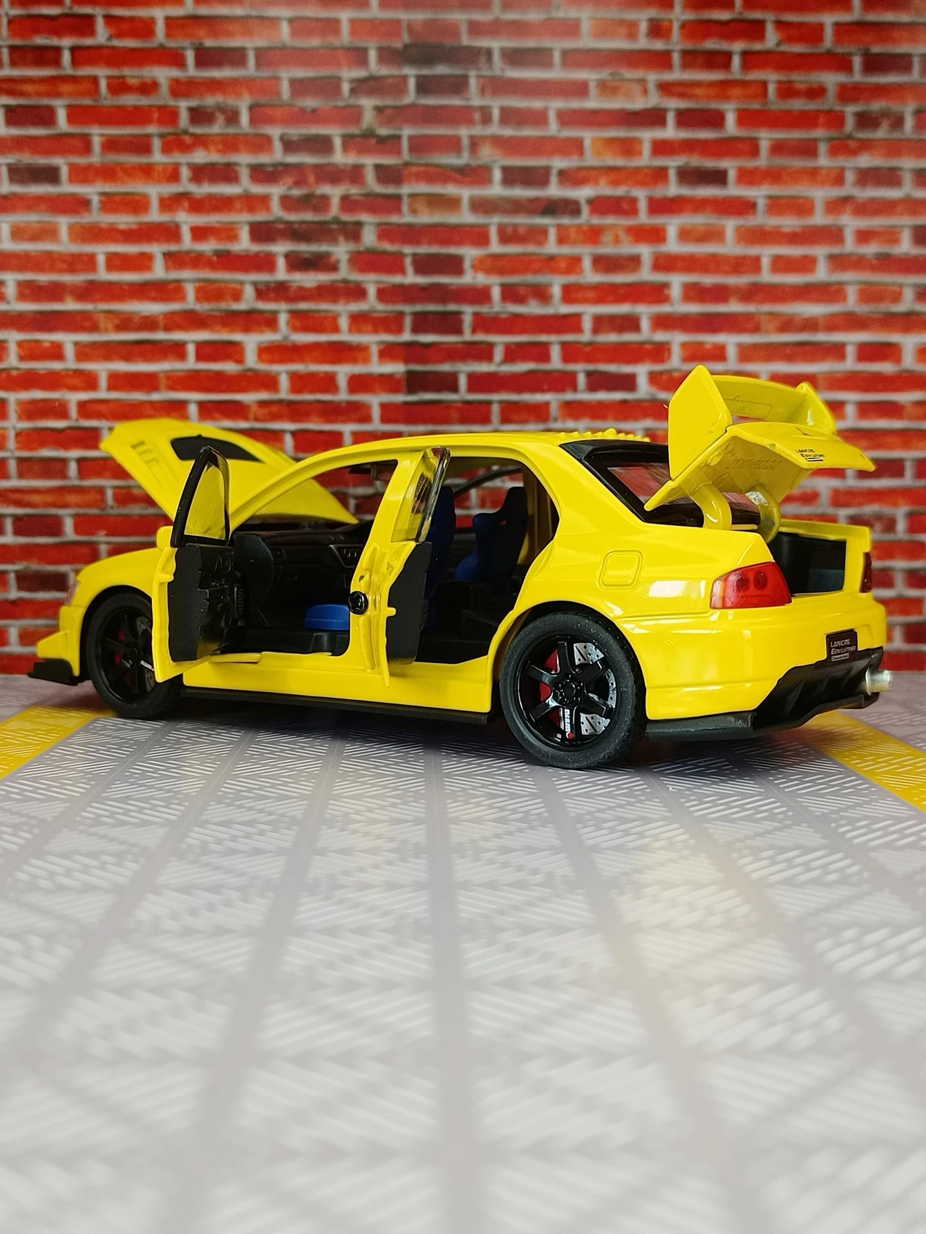 1:32 Nine generations of alloy car model acousto-optic toy door and hood trunk can be opened with rich details fine workmanship
1:32 Nine generations of alloy car model acousto-optic toy door and hood trunk can be opened with rich details fine workmanship