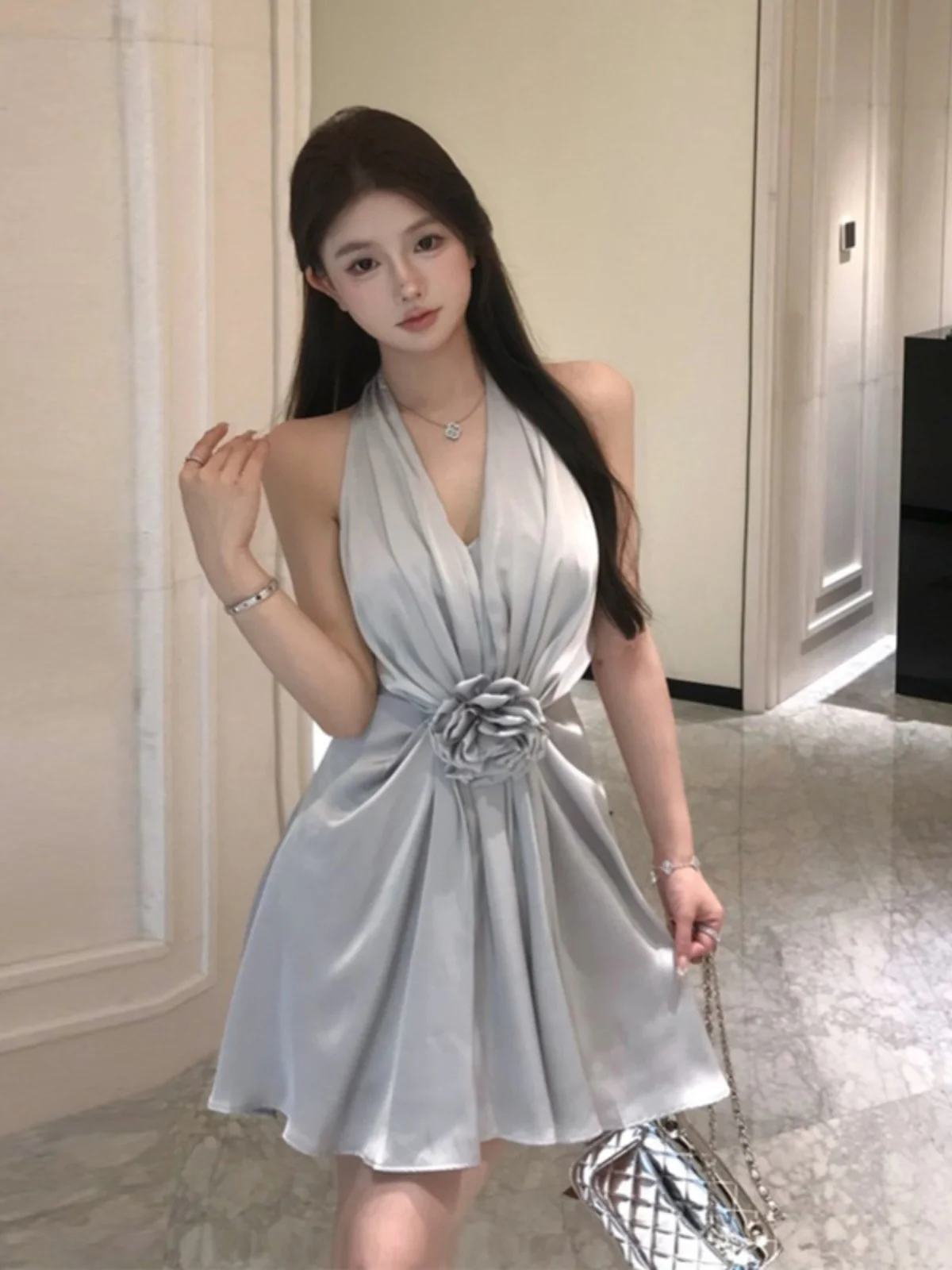 Elegant Short Skirt Dress Satin Sleeveless Neck Hanging Dress Ladylike High Waist A-Line Silhouette Urban Commute Suitable
Elegant Short Skirt Dress Satin Sleeveless Neck Hanging Dress Ladylike High Waist A-Line Silhouette Urban Commute Suitable