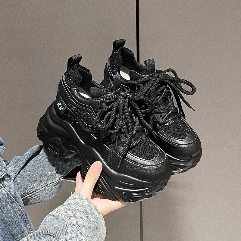 Новые кроссовки на платформе 11 см с блестками, осенне-зимняя женская обувь на шнуровке, увеличивающая рост, осень-зима, ботинки на толстой подошве
Новые кроссовки на платформе 11 см с блестками, осенне-зимняя женская обувь на шнуровке, увеличивающая рост, осень-зима, ботинки на толстой подошве