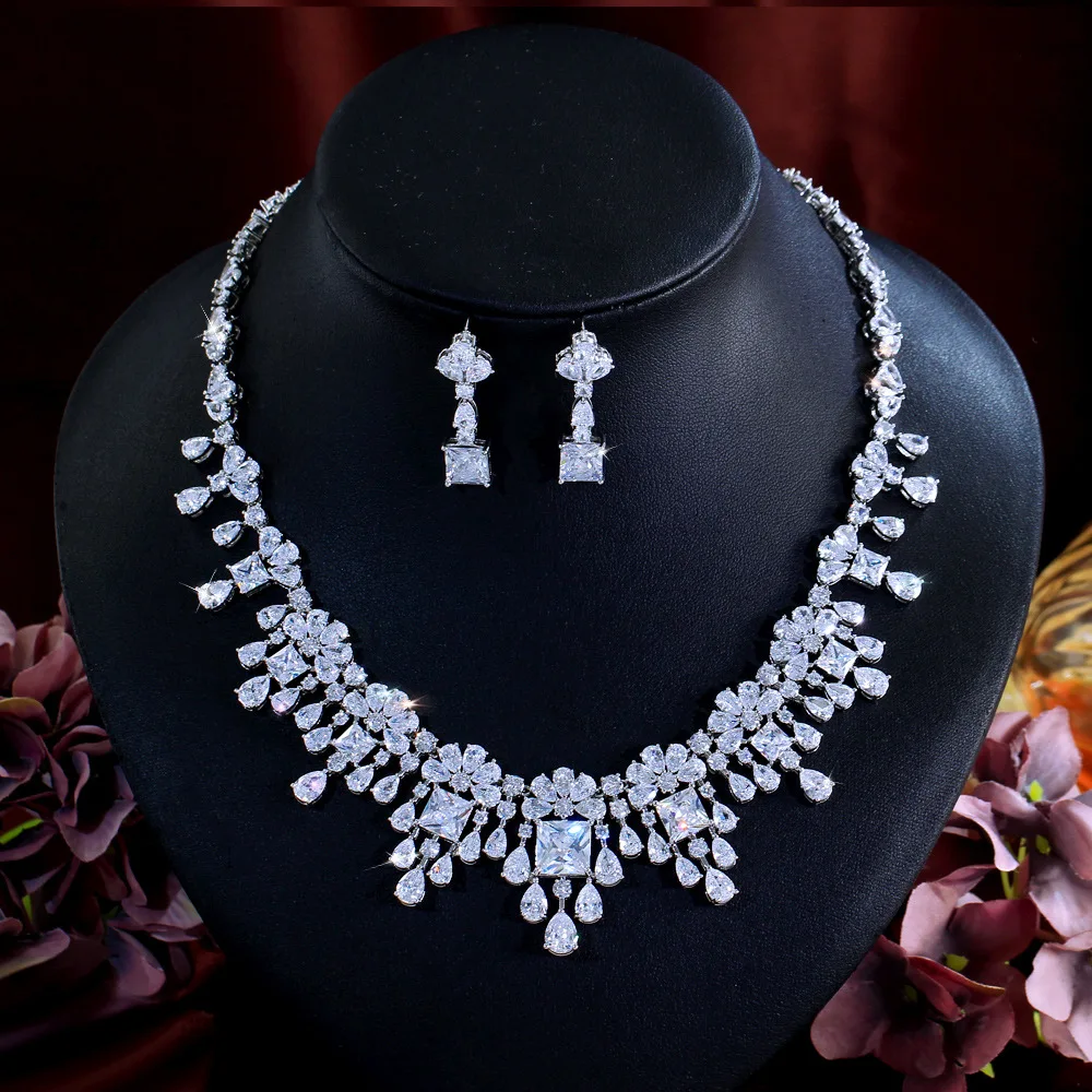 Noble Luxury Zircon Necklace And Earrings Set with Super Flash Diamond for Banquet Dress Chain Jewelry Accessory
Noble Luxury Zircon Necklace And Earrings Set with Super Flash Diamond for Banquet Dress Chain Jewelry Accessory