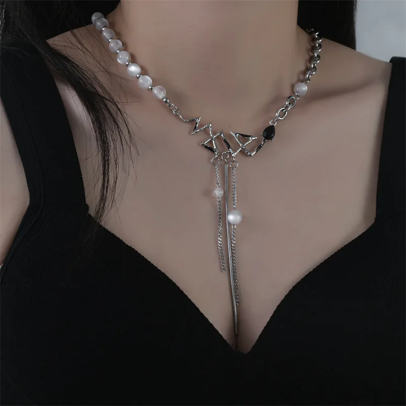 Women's Dark-style Snake shaped Bead Tassel Pendant Necklace Asymmetric Y2K Sweet 316L Stainless Steel Luxury Jewelry 
Women's Dark-style Snake shaped Bead Tassel Pendant Necklace Asymmetric Y2K Sweet 316L Stainless Steel Luxury Jewelry