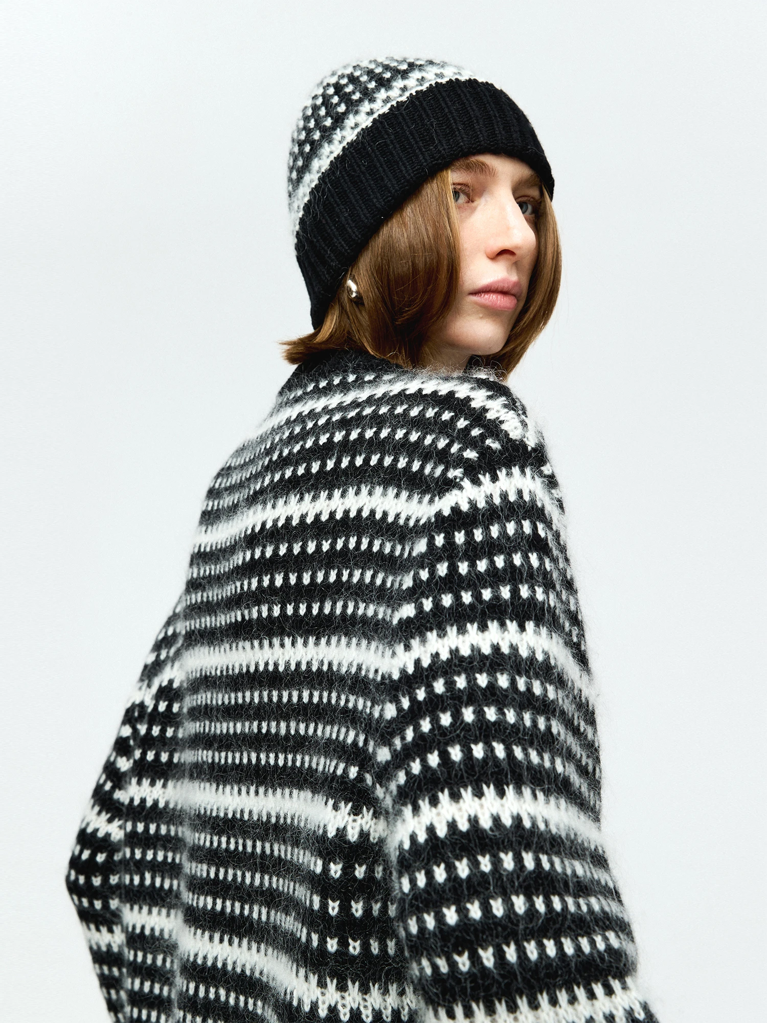 MRS Studios Vintage Sle Вязаный шерстяной и мохеровый широкий свободный повседневный черно-белый свитер Dr со шляпой Faionable Ge...
MRS Studios Vintage Sle Вязаный шерстяной и мохеровый широкий свободный повседневный черно-белый свитер Dr со шляпой Faionable Ge...