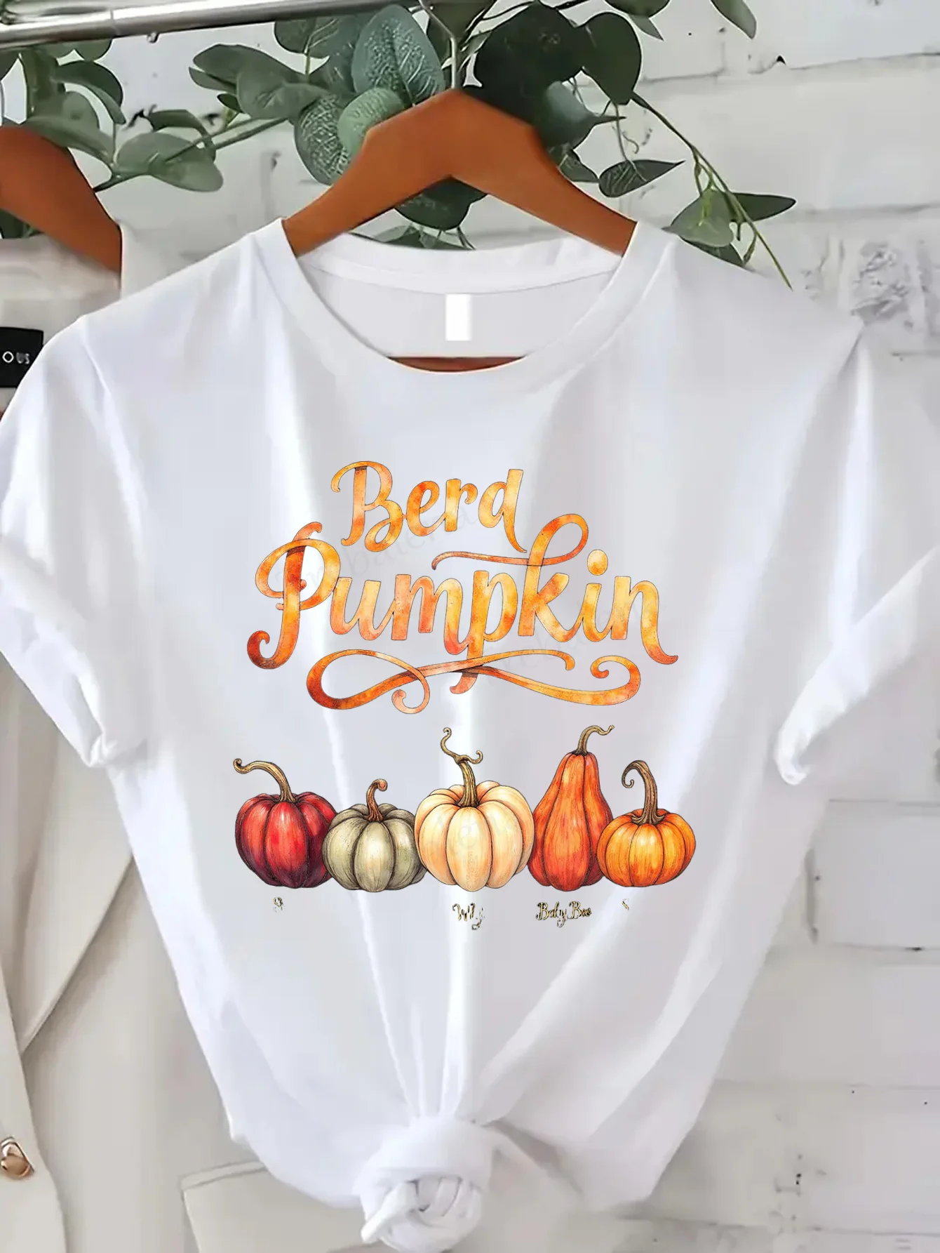 Удобная женская футболка с принтом «Осенняя футболка с нашивкой тыквы» — праздничный осенний стиль для женщин»
Удобная женская футболка с принтом «Осенняя футболка с нашивкой тыквы» — праздничный осенний стиль для женщин»