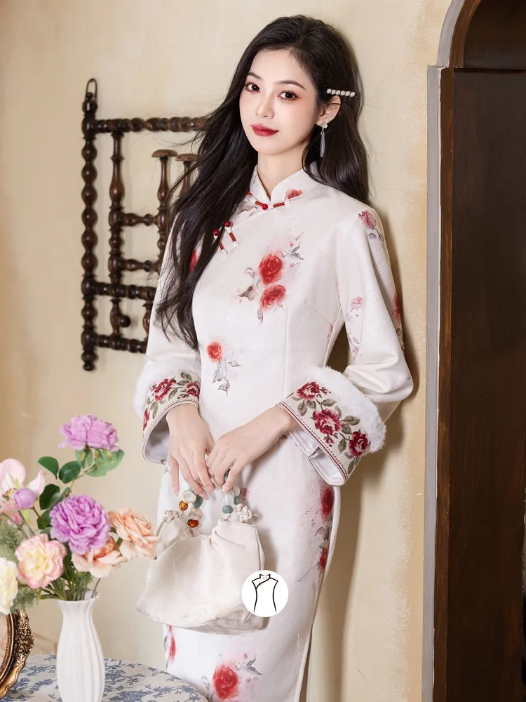 Элегантное длинное ципао с длинными рукавами, утепленное, с завышенной талией, зимнее, красивое, традиционное китайское платье.
Элегантное длинное ципао с длинными рукавами, утепленное, с завышенной талией, зимнее, красивое, традиционное китайское платье.