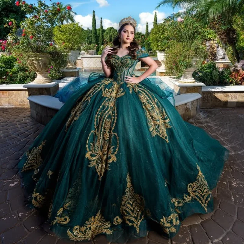 Shiny Dark Green Quinceanera Dresses Off the Shoulder Golden Glitter Decal Long tail Vestido De 15 Quinceanera Customize
Shiny Dark Green Quinceanera Dresses Off the Shoulder Golden Glitter Decal Long tail Vestido De 15 Quinceanera Customize