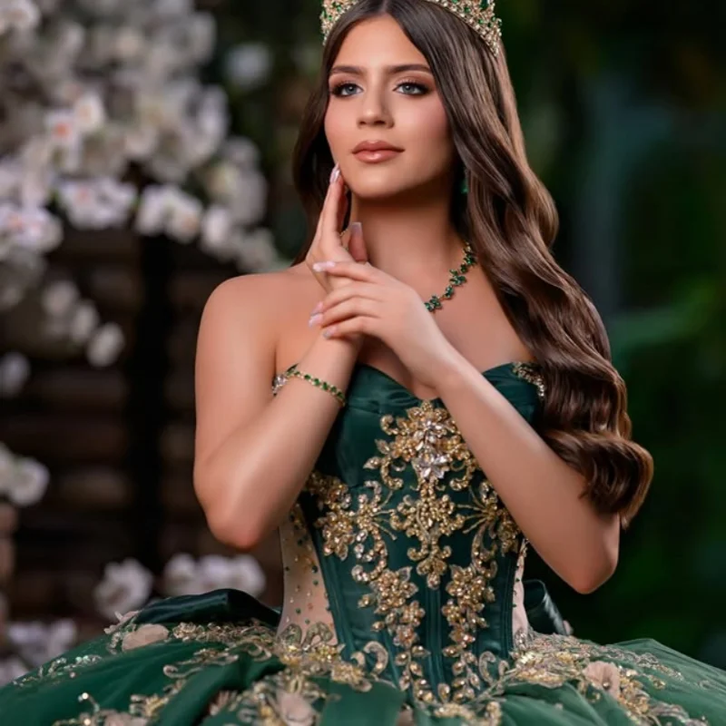 Темно-зеленые платья Quinceanera с кристаллами и открытыми плечами, золотая наклейка, 3D цветок, кружево, длинный хвост, бант, Vestido De 15, Quinceanera Customiz
Темно-зеленые платья Quinceanera с кристаллами и открытыми плечами, золотая наклейка, 3D цветок, кружево, длинный хвост, бант, Vestido De 15, Quinceanera Customiz