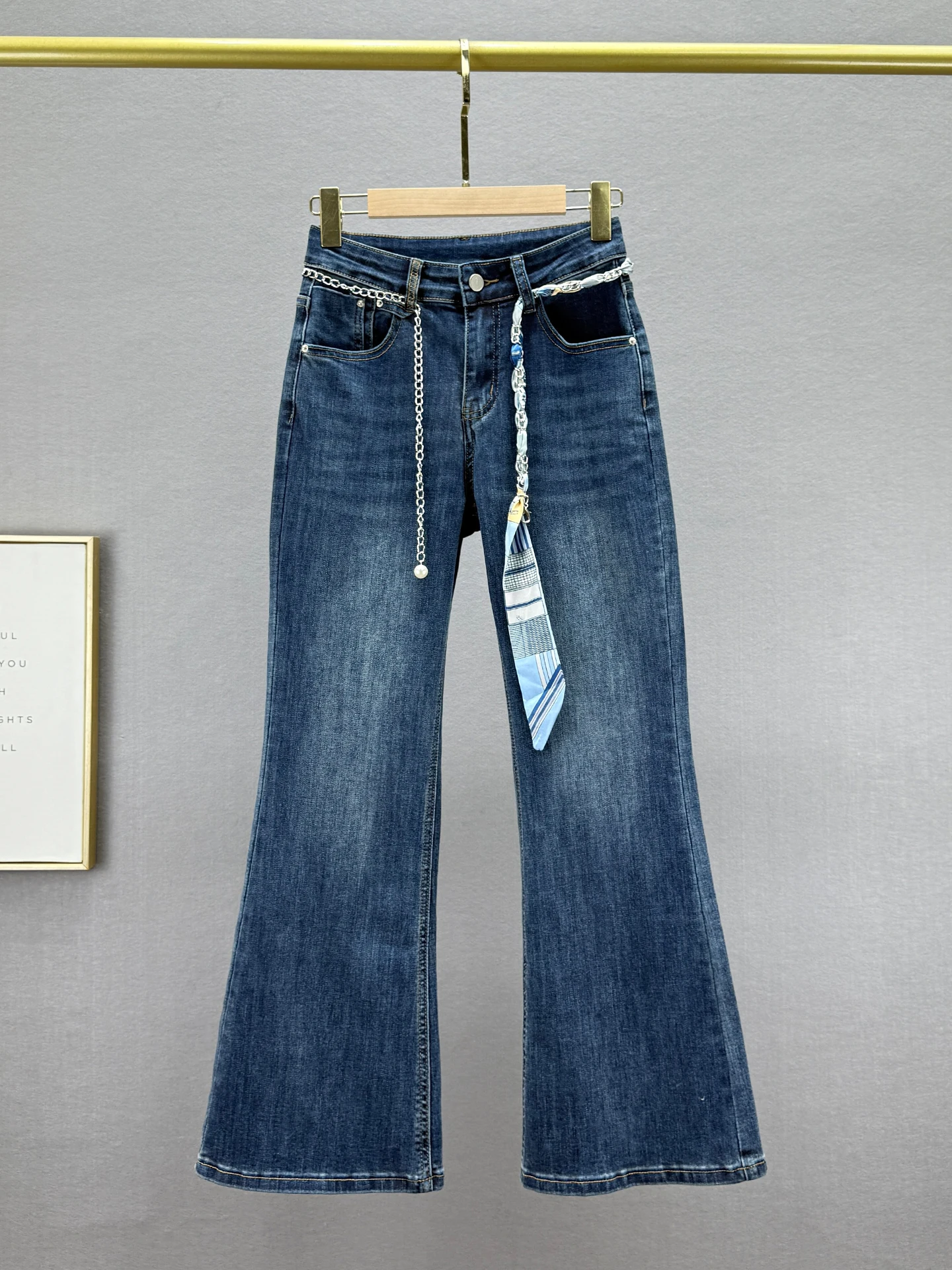 Женские джинсы в стиле ретро с эффектом потертости, с высокой талией, расклешенные, эластичные, с декоративной цепочкой, из мягкого комфортного хлопкового стрейч-денима
Женские джинсы в стиле ретро с эффектом потертости, с высокой талией, расклешенные, эластичные, с декоративной цепочкой, из мягкого комфортного хлопкового стрейч-денима