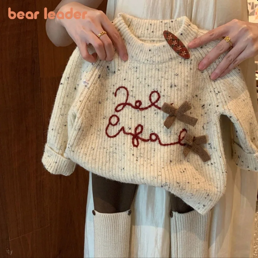 Корейская версия Bear Leader, однотонная одежда для девочек, осенне-зимний свитер с длинными рукавами и брюками с украшением в виде банта, комплект из двух предметов
Корейская версия Bear Leader, однотонная одежда для девочек, осенне-зимний свитер с длинными рукавами и брюками с украшением в виде банта, комплект из двух предметов