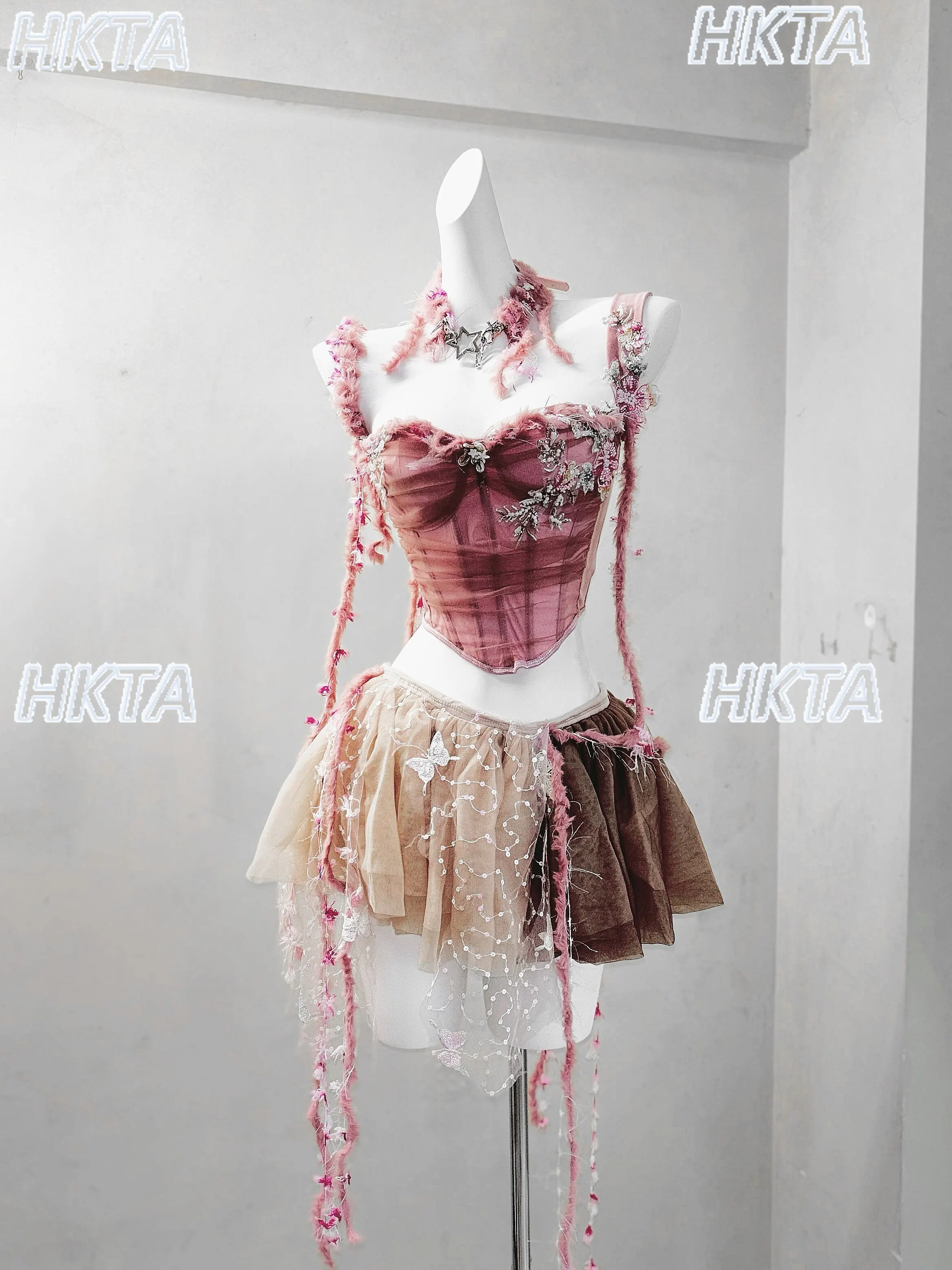 Vintage Cool Mesh Flower Embroidery Fishbone Short Tube Top Contrasting Color Puffy Skirt Y2k Gorgeous Performance Suit Women
Vintage Cool Mesh Flower Embroidery Fishbone Short Tube Top Contrasting Color Puffy Skirt Y2k Gorgeous Performance Suit Women