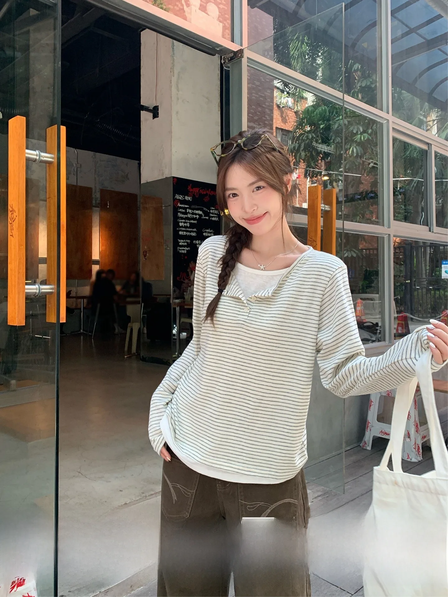 Женская футболка Morning Bloom с полосатым воротником Хенли и длинными рукавами, в корейском стиле, мягкая, удобная, для осеннего сезона
Женская футболка Morning Bloom с полосатым воротником Хенли и длинными рукавами, в корейском стиле, мягкая, удобная, для осеннего сезона