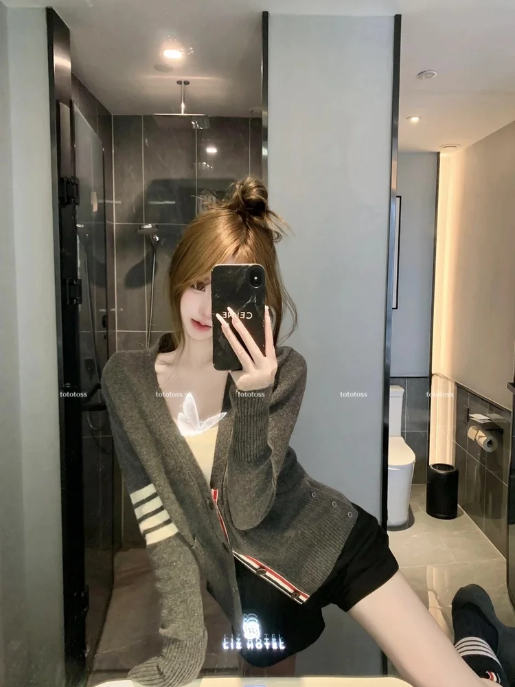 Seoul Vintage Preppy Style Knitted Sweater Open Cardigan Four Stripe Color Block Waist Cinched Short Length V Neck Long Sleeve
Seoul Vintage Preppy Style Knitted Sweater Open Cardigan Four Stripe Color Block Waist Cinched Short Length V Neck Long Sleeve