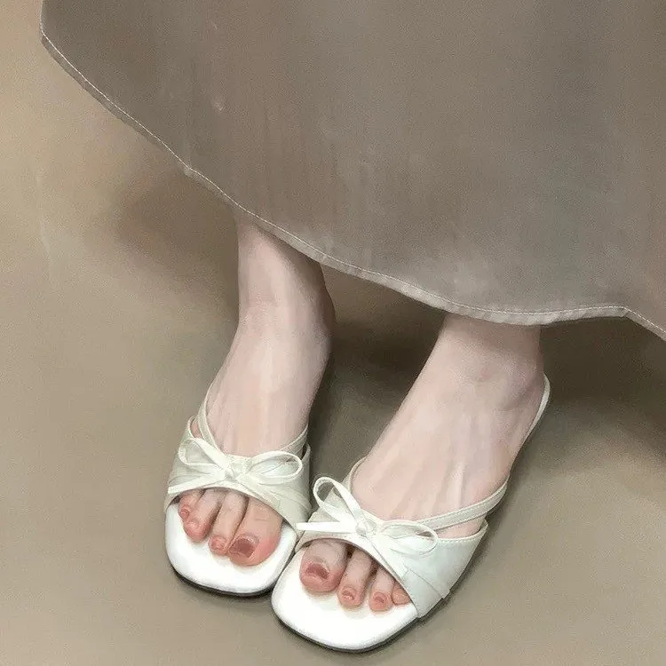 Французские шлепанцы в стиле феи, нескользящие, на плоской подошве, с одной лямкой, для женщин, для лета и улицы, новая модель 2026 года, универсальные, под юбки
Французские шлепанцы в стиле феи, нескользящие, на плоской подошве, с одной лямкой, для женщин, для лета и улицы, новая модель 2026 года, универсальные, под юбки