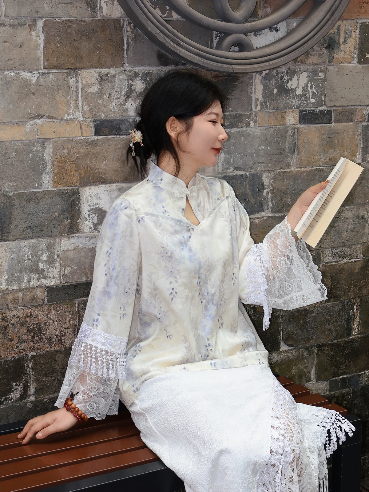 Оригинальная китайская ретро-блузка с цветочным кружевом, воротником-стойкой, бахромой, в горошек, больших размеров, из дышащего полиэстера, женский топ
Оригинальная китайская ретро-блузка с цветочным кружевом, воротником-стойкой, бахромой, в горошек, больших размеров, из дышащего полиэстера, женский топ