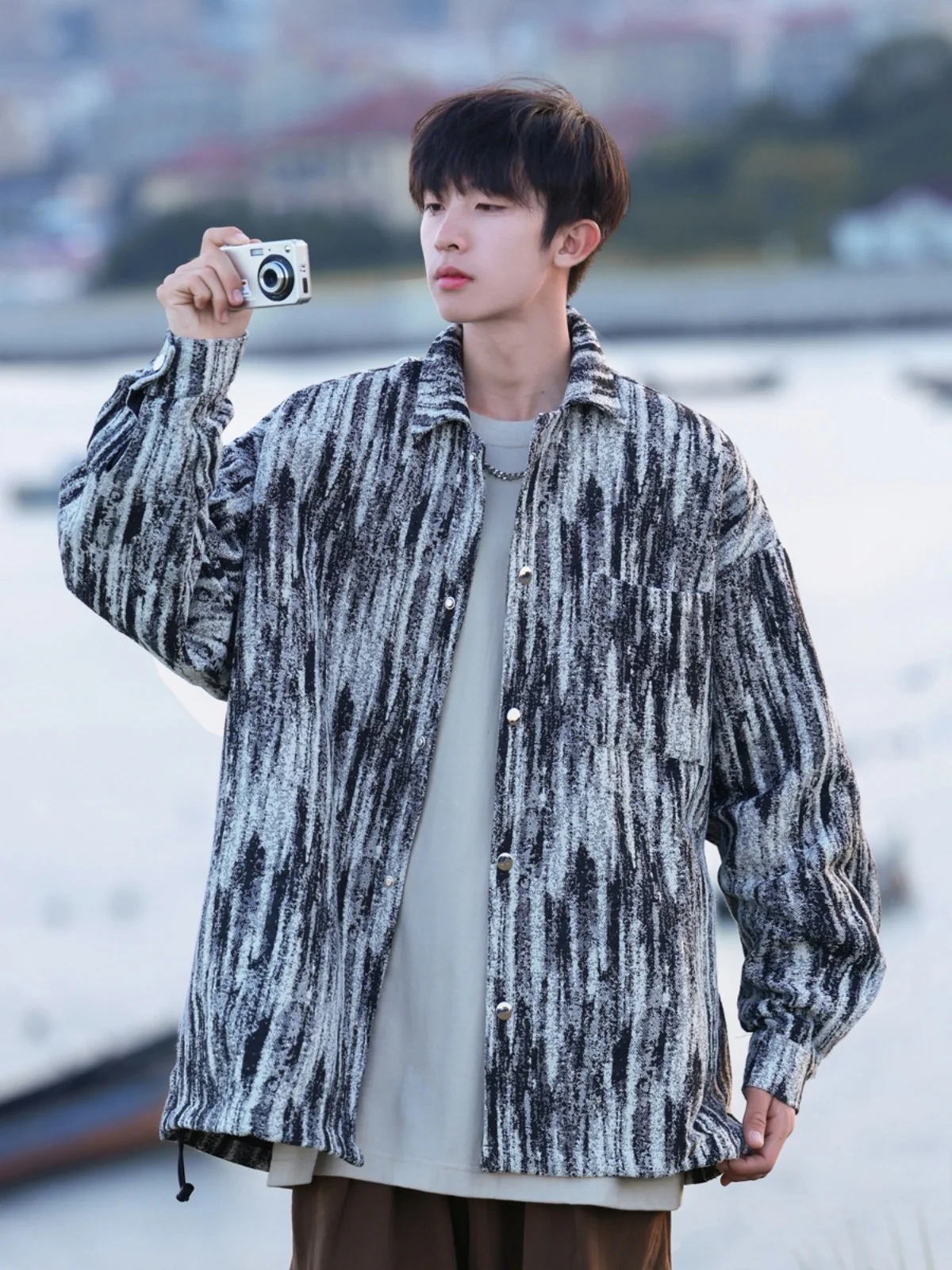 Waed Vintage Men's Denim Jaet Spring Autumn Sle American Workwear Jaet Loose Fit Long Sve Button Decorated Outerwear
Waed Vintage Men's Denim Jaet Spring Autumn Sle American Workwear Jaet Loose Fit Long Sve Button Decorated Outerwear