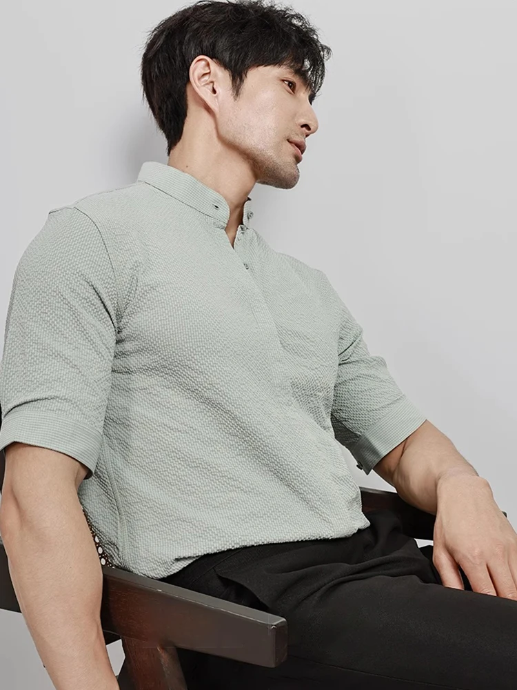 Korean Sle Men's Slim Fit Casual irt Summer New Bubble Cloth Stand Collar Pure Color Comfortable Five Sve Button up
Korean Sle Men's Slim Fit Casual irt Summer New Bubble Cloth Stand Collar Pure Color Comfortable Five Sve Button up