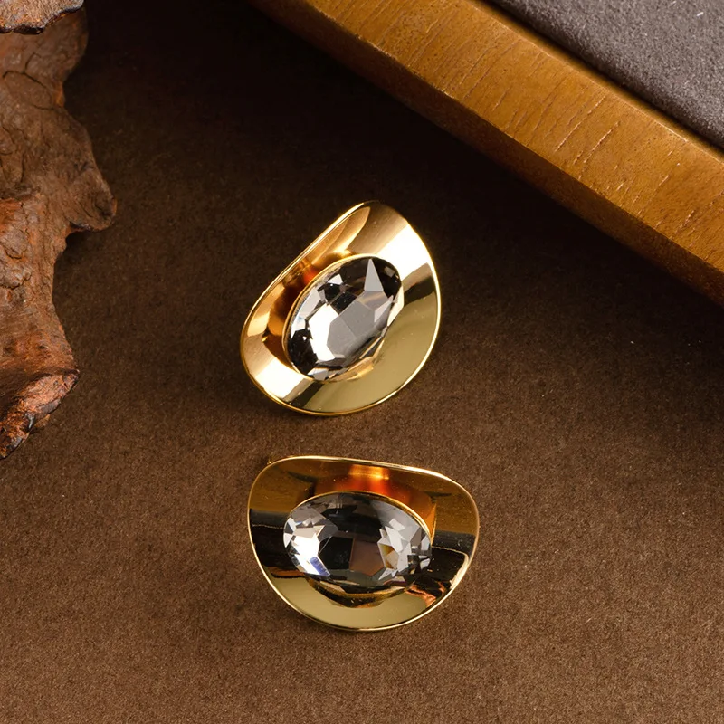 Fashionable, fresh and exquisite diamond-encrusted zircon geometric stud earrings niche light luxury commuter earrings
Fashionable, fresh and exquisite diamond-encrusted zircon geometric stud earrings niche light luxury commuter earrings