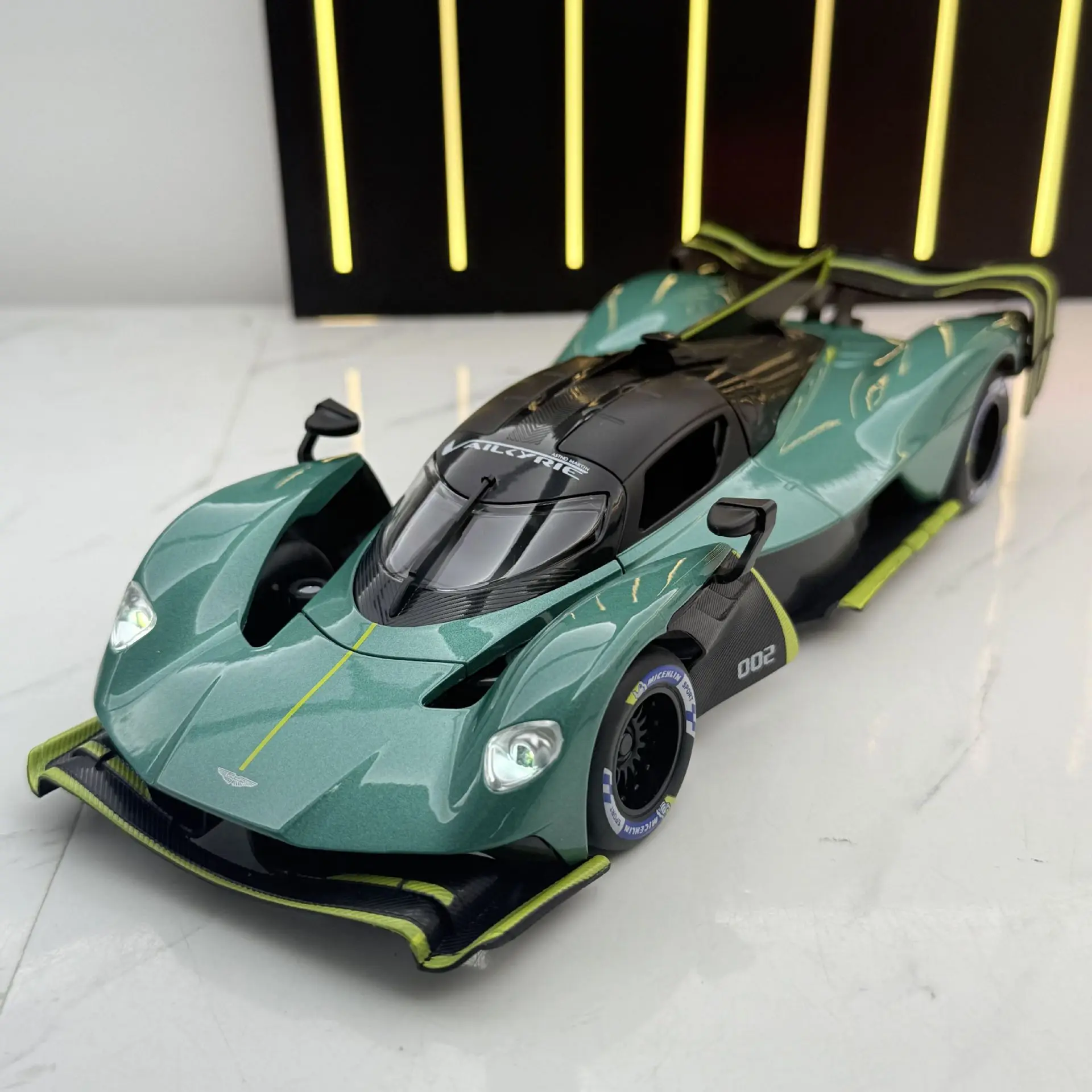 1:24 Valkyrie Simution суперкар модель автомобиля из сплава со звуком и светом коллекция миниатюрный Voiture подарок для мальчика на день рождения
1:24 Valkyrie Simution суперкар модель автомобиля из сплава со звуком и светом коллекция миниатюрный Voiture подарок для мальчика на день рождения