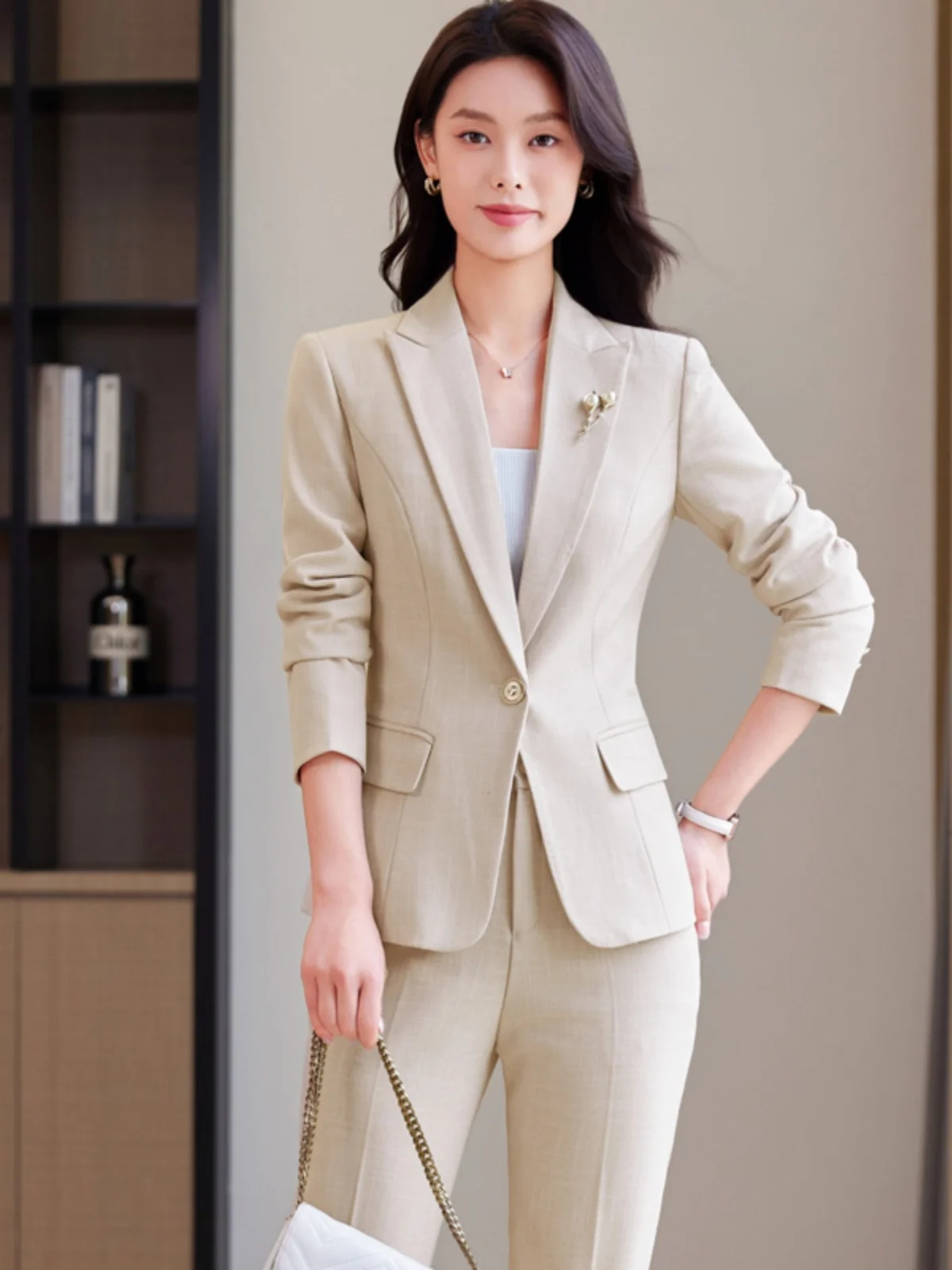 Профессиональный женский костюм-двойка: повседневный, элегантный, для работы, модный, осенняя коллекция, с длинными рукавами, брючный комплект, смесовый полиэстер
Профессиональный женский костюм-двойка: повседневный, элегантный, для работы, модный, осенняя коллекция, с длинными рукавами, брючный комплект, смесовый полиэстер