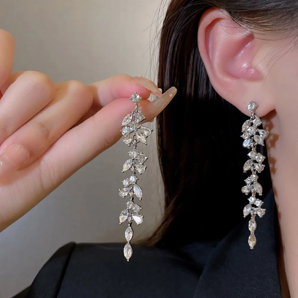Exquisite Geometry Tassel Crystal Leaf Women's Earrings With Cubic Zirconia Luxury Metal Piercing Ear Stud Jewelry Accessories
Exquisite Geometry Tassel Crystal Leaf Women's Earrings With Cubic Zirconia Luxury Metal Piercing Ear Stud Jewelry Accessories