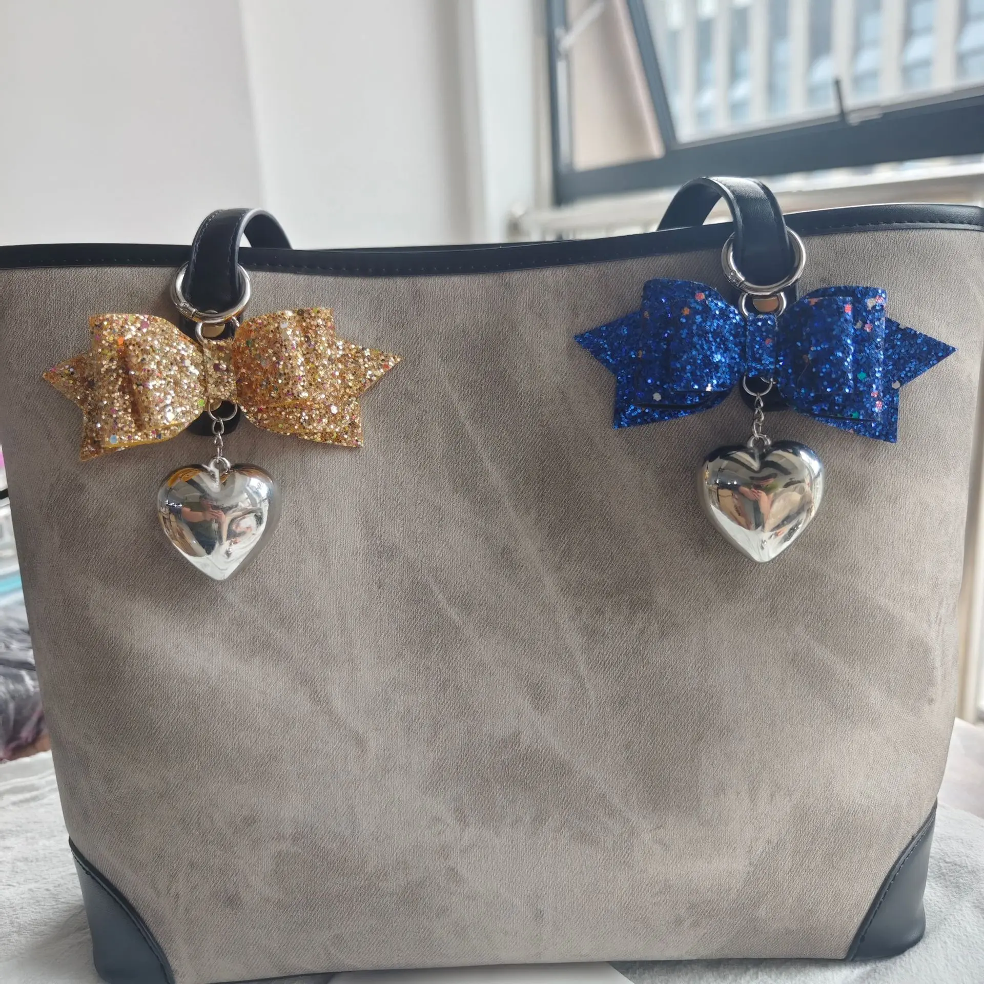 Glitter Bow Heart Keychain Compact 3d Silver Heart Charm Bag Charm Key Holder Scratch-Resistant Holographic Bow Key Ring
Glitter Bow Heart Keychain Compact 3d Silver Heart Charm Bag Charm Key Holder Scratch-Resistant Holographic Bow Key Ring