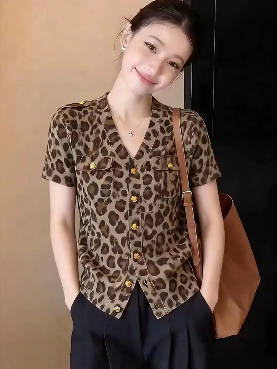 Retro British Style Women's Slim Fit Shirt Short Sleeve V-Neck Leopard Print Casual Fashion plus Size Top Waist-Cinching
Retro British Style Women's Slim Fit Shirt Short Sleeve V-Neck Leopard Print Casual Fashion plus Size Top Waist-Cinching