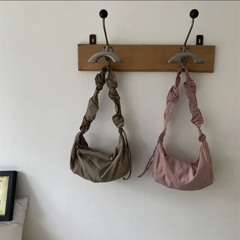 Женская сумка через плечо в корейском стиле, складная сумка из нейлоновой парусины с завязками, легкая однотонная сумка через плечо
Женская сумка через плечо в корейском стиле, складная сумка из нейлоновой парусины с завязками, легкая однотонная сумка через плечо