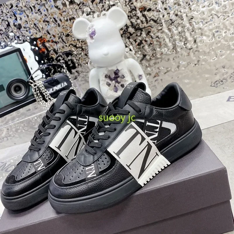High-Quality 1:1 Men's New Fashion Sports Running Shoes Man Casual High Street Flat Shoes Dress Small White
High-Quality 1:1 Men's New Fashion Sports Running Shoes Man Casual High Street Flat Shoes Dress Small White