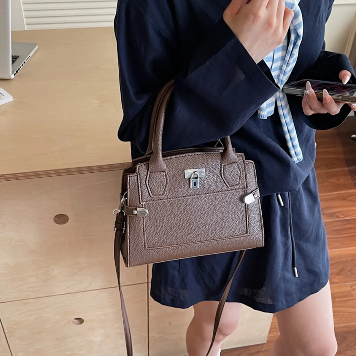 Элегантная модная сумка-кроссбоди из однотонной искусственной кожи с металлическим замком, молнией и регулируемым складным ремнем для повседневного использования
Элегантная модная сумка-кроссбоди из однотонной искусственной кожи с металлическим замком, молнией и регулируемым складным ремнем для повседневного использования