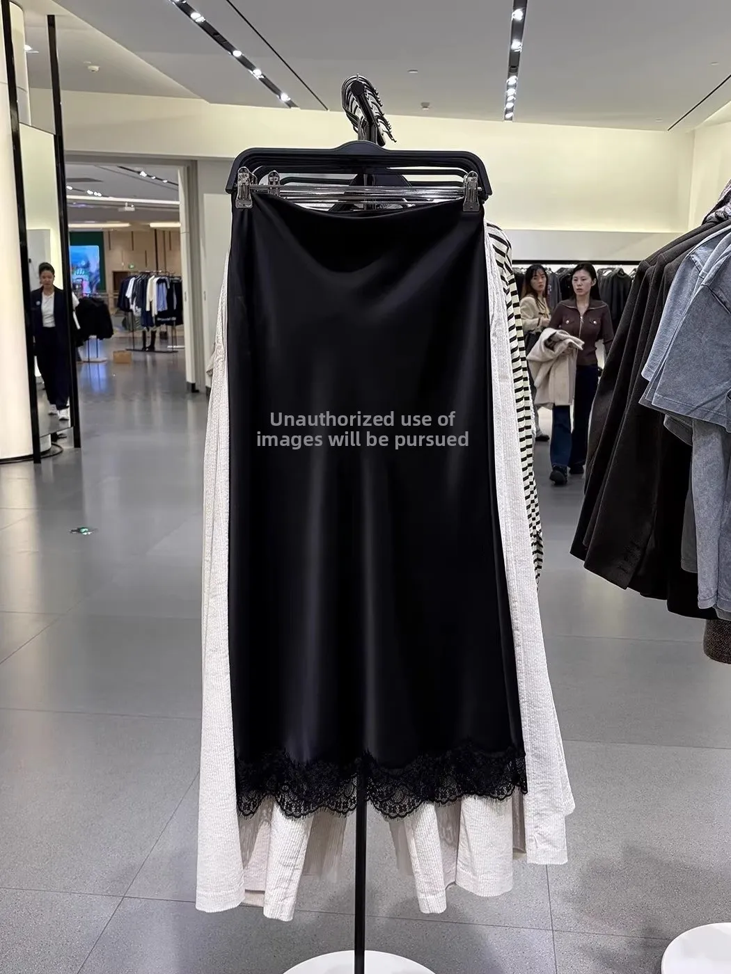 Elegant Lace Trim Silk Satin Midi Skirt Autumn Winter New Style Women's Fashion High Quality Sensation Half-length Skirt
Elegant Lace Trim Silk Satin Midi Skirt Autumn Winter New Style Women's Fashion High Quality Sensation Half-length Skirt