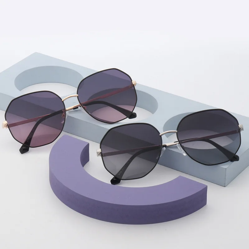 New Fashionable Retro Gradient Metal Frame Sunglasses Cool Driving Street Photography Anti UV Men's and Women's Sunglasses
New Fashionable Retro Gradient Metal Frame Sunglasses Cool Driving Street Photography Anti UV Men's and Women's Sunglasses
