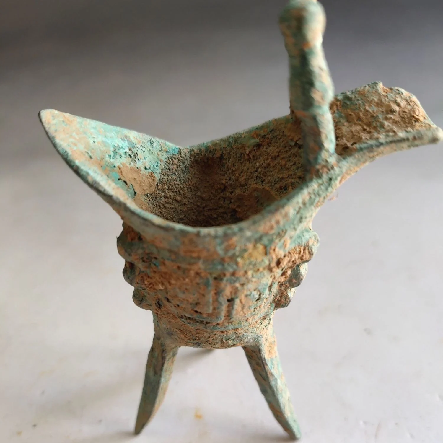 Traditional Chinese antique copper alloy bronze wine cup ornament desktop decoration
Traditional Chinese antique copper alloy bronze wine cup ornament desktop decoration