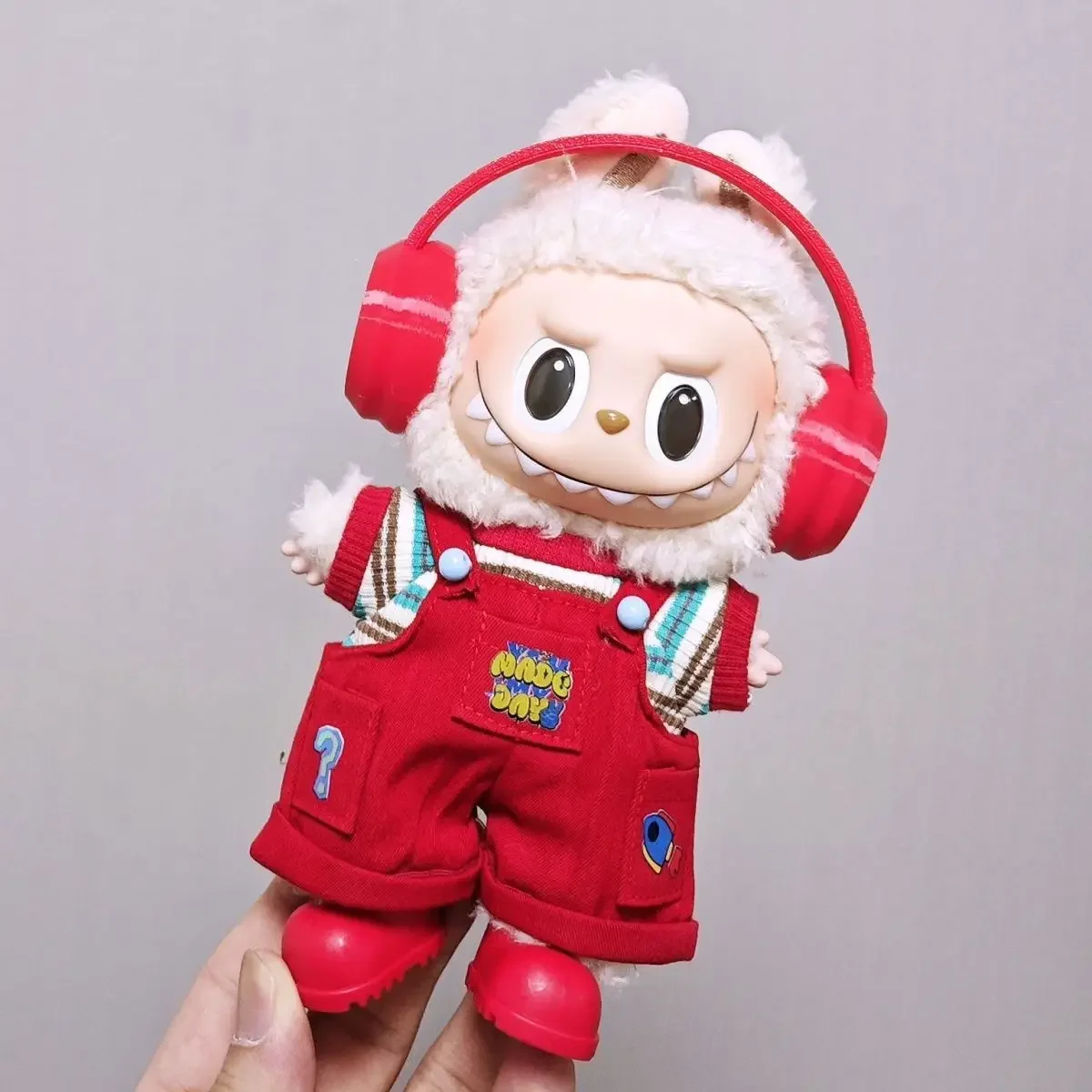 for Labubu 3.0 Big Into Energy Red Sports Outfit with Earphones for 15/17cm Ropa Labubu Dolls
for Labubu 3.0 Big Into Energy Red Sports Outfit with Earphones for 15/17cm Ropa Labubu Dolls
