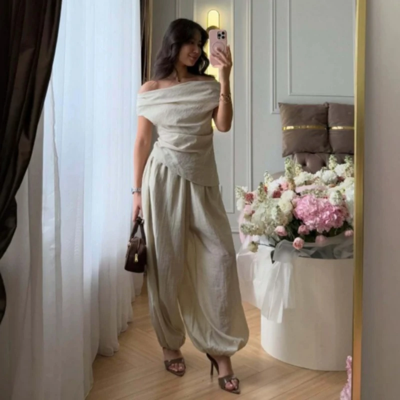Luxury Design Women's Clothing Two-piece Set Breathable Off-the-shoulder Flowy Top Tapered Bell-bottom Pants Set Summer Suit
Luxury Design Women's Clothing Two-piece Set Breathable Off-the-shoulder Flowy Top Tapered Bell-bottom Pants Set Summer Suit