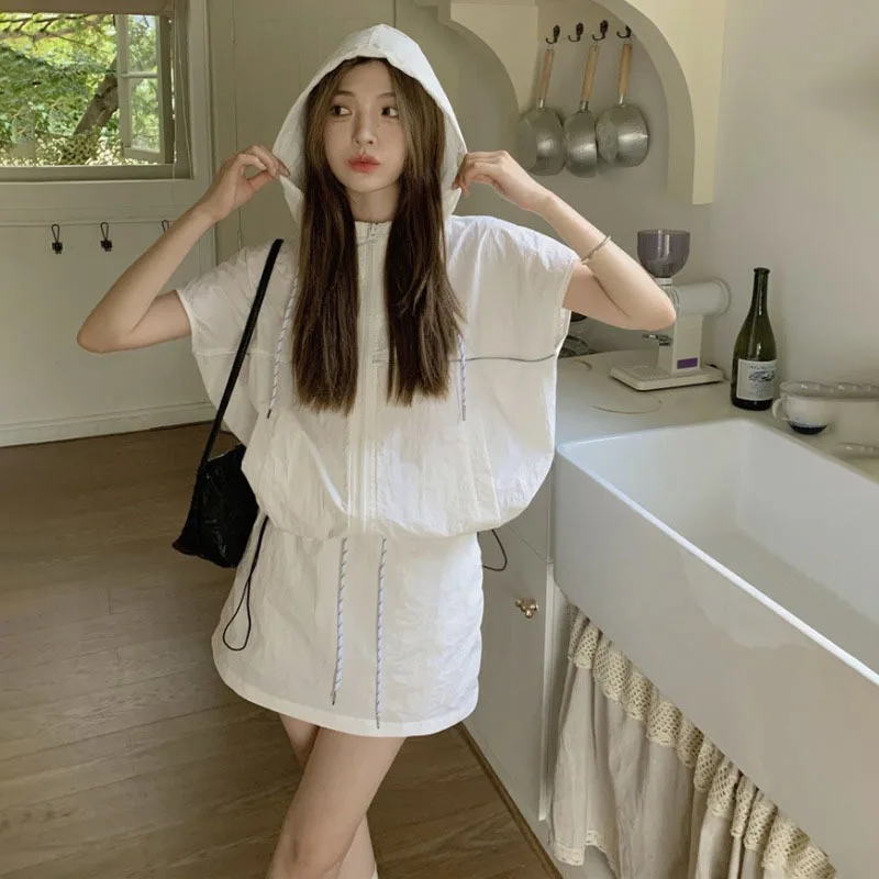 2022 Summer New Womens Suit Sports Suit Korean Loose Thin Hoodies Hollow Pocket Hoodies Casual Shorts Two Piece Set Simple Sets
2022 Summer New Womens Suit Sports Suit Korean Loose Thin Hoodies Hollow Pocket Hoodies Casual Shorts Two Piece Set Simple Sets