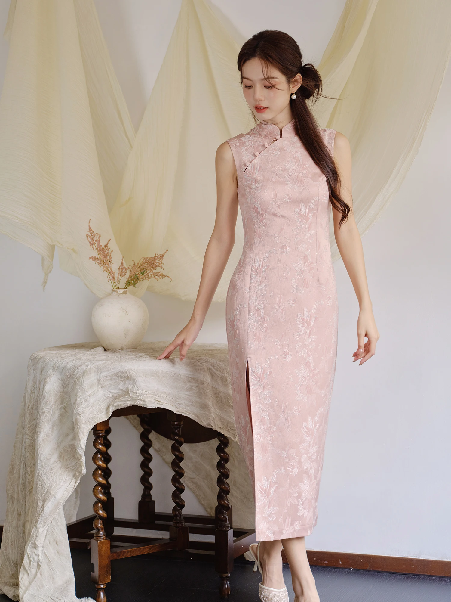 Розовое платье-ципао с цветочным узором, приталенное, с высоким разрезом, миди, для женщин
Розовое платье-ципао с цветочным узором, приталенное, с высоким разрезом, миди, для женщин